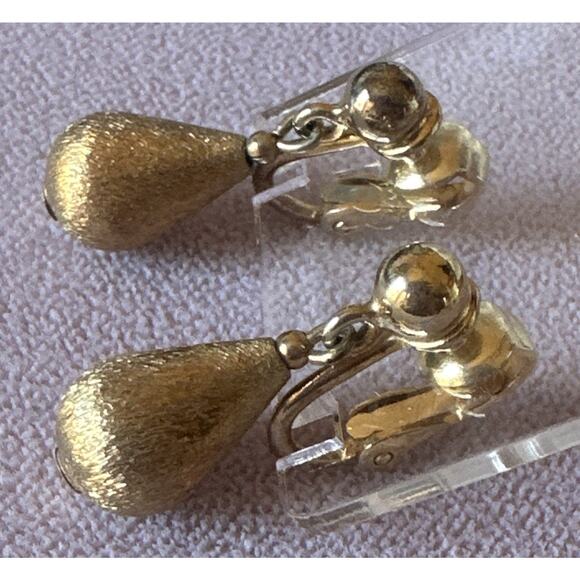 VTG Signed Napier Clip On Earrings Gold Tone Textured Drop Dangle Timeless - Picture 4 of 12